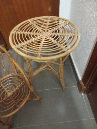 Mesa y silla de mimbre infantil