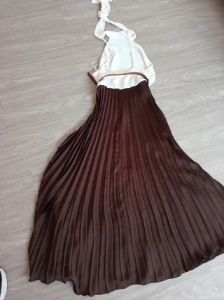 Vestido Zara plisado beige y marrón