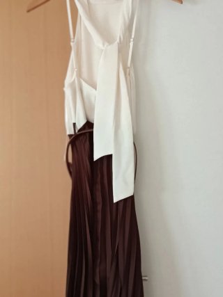 Vestido Zara plisado beige y marrón