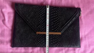 Bolso de mano negro efecto piel serpiente