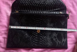 Bolso de mano negro efecto piel serpiente