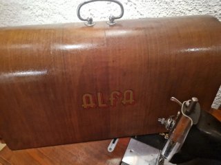 Máquina de coser Alfa antigua