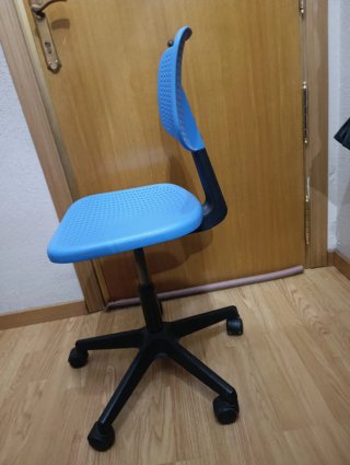 Silla de escritorio azul con ruedas