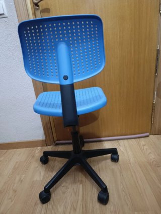 Silla de escritorio azul con ruedas
