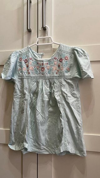 Blusa celeste con flores bordadas para niña