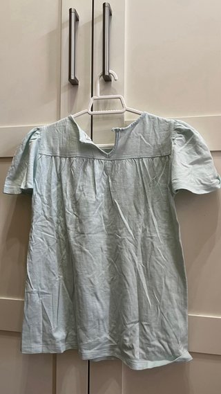 Blusa celeste con flores bordadas para niña