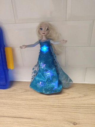 Muñeca Frozen tipo Barbie cantante