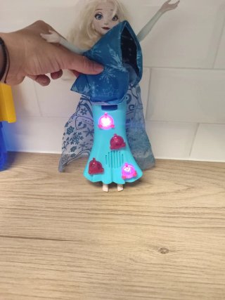 Muñeca Frozen tipo Barbie cantante