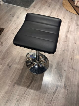 Taburete alto negro base plateada