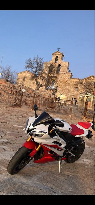 Yamaha R6 Sportbike Roja y Blanca