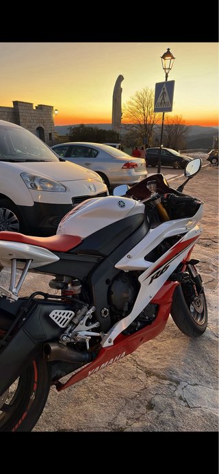 Yamaha R6 Sportbike Roja y Blanca