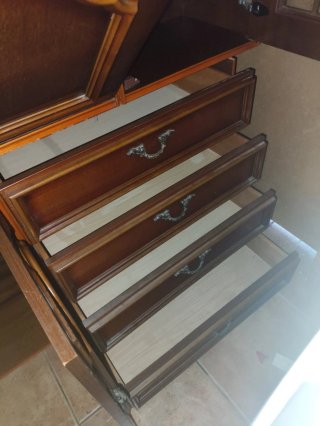 Armario de madera y cristal para restaurar