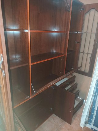 Armario de madera y cristal para restaurar