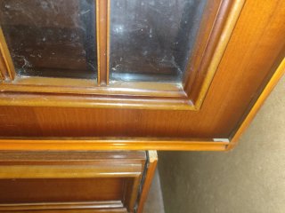 Armario de madera y cristal para restaurar