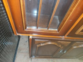 Armario de madera y cristal para restaurar