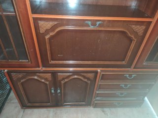 Armario de madera y cristal para restaurar