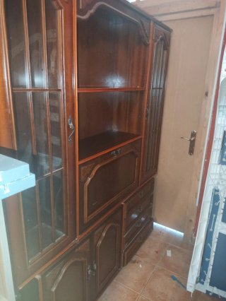 Armario de madera y cristal para restaurar