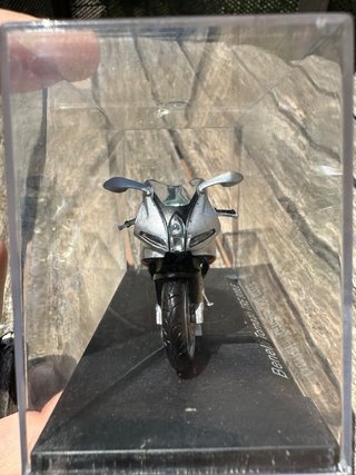Moto de colección escala 1/24 Benelli Tornado