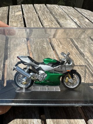 Moto de colección escala 1/24 Benelli Tornado