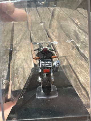 Moto de colección escala 1/24 Benelli Tornado