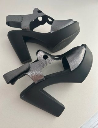 Sandalias de piel gris metalizado y negro