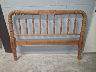 Cabecero antiguo de madera torneado