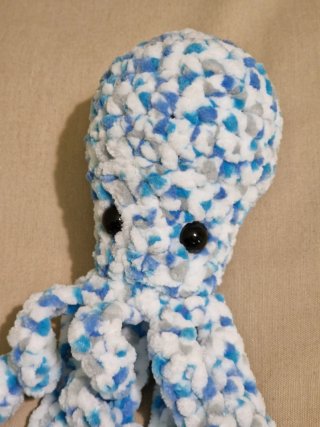 Pulpo de ganchillo azul y blanco