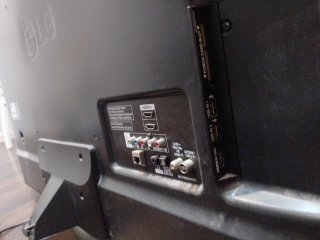 TV LG 49' con tonalidad azul