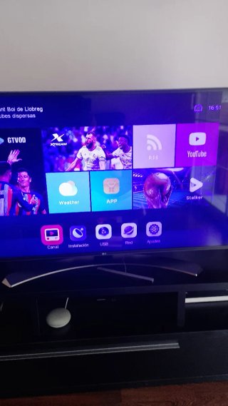 TV LG 49' con tonalidad azul