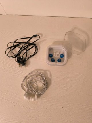 Auriculares negros y blancos