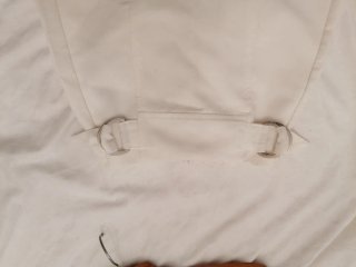 Falda blanca con cinturón y hebillas
