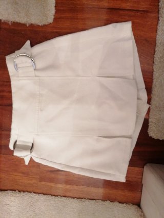 Falda blanca con cinturón y hebillas