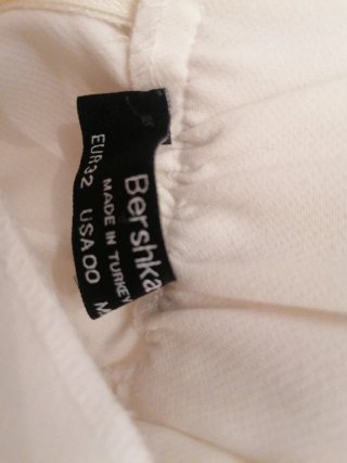 Falda blanca con cinturón y hebillas