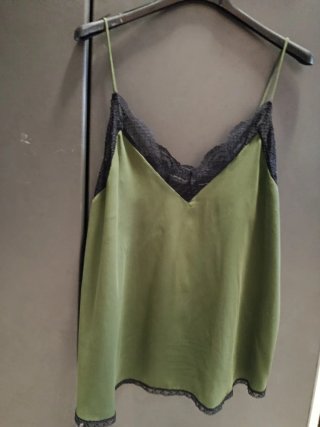 Camiseta tirantes verde oliva con encaje negro L