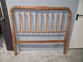Cabecero antiguo de madera torneado