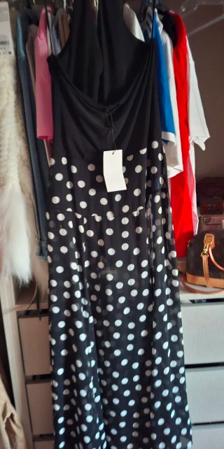 Vestido negro con lunares blancos