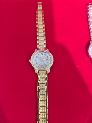 Reloj de mujer elegante con diamantes