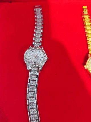 Reloj de mujer elegante con diamantes