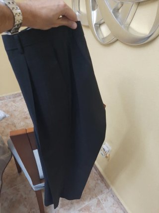 Traje de hombre negro con rayas finas
