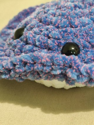 Peluche de ganchillo azul