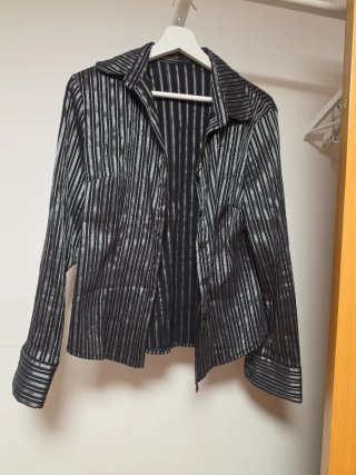 Camisa Rayas Negras y Plateadas