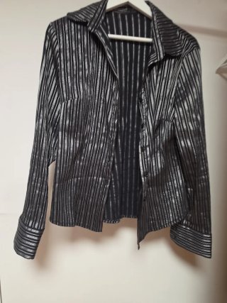 Camisa Rayas Negras y Plateadas