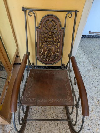 Mecedora de Hierro Forjado y Madera