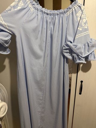 Vestido rayas azules bordado hombros descubiertos