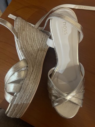 Sandalias cuña doradas