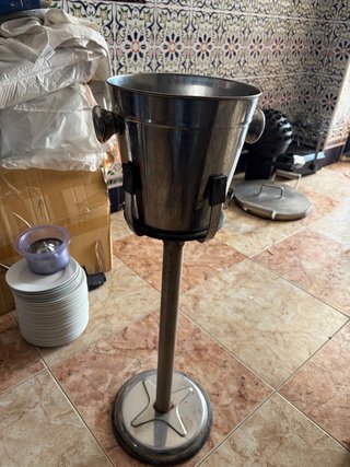 Champanera con pie para vino