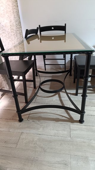 Mesa de forja con tapa de madera y cristal