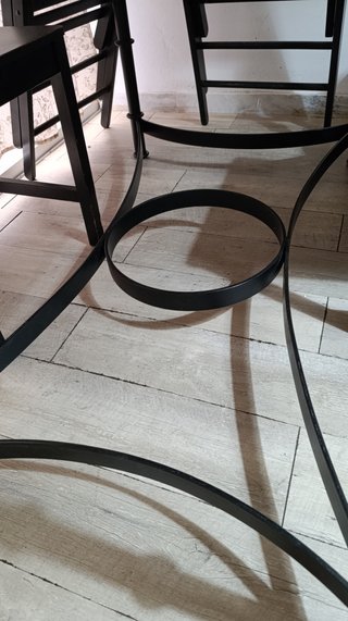 Mesa de forja con tapa de madera y cristal