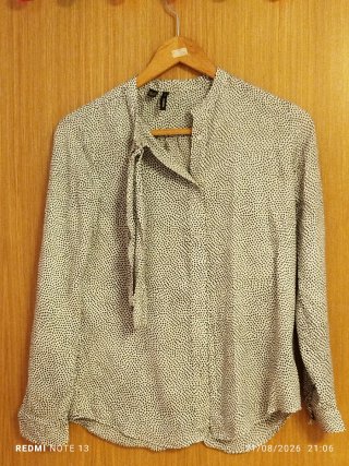 Camisa de lunares blanca y negra