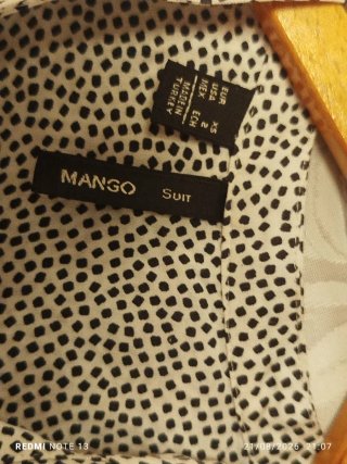 Camisa de lunares blanca y negra